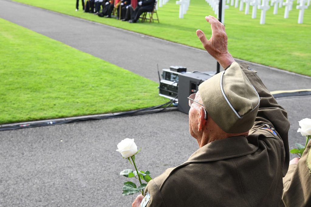 Hommage avec une rose blanche lors de la cérémonie de commémoration à Henri-Chapelle