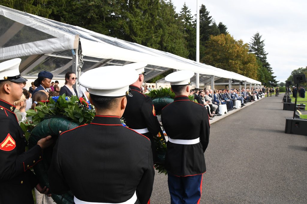 Militaires américains en uniforme de cérémonie lors de la commémoration à Henri-Chapelle