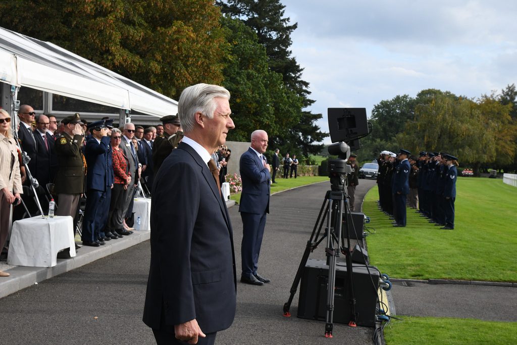 Officiels et équipes de presse devant le chapiteau lors de la cérémonie à Henri-Chapelle