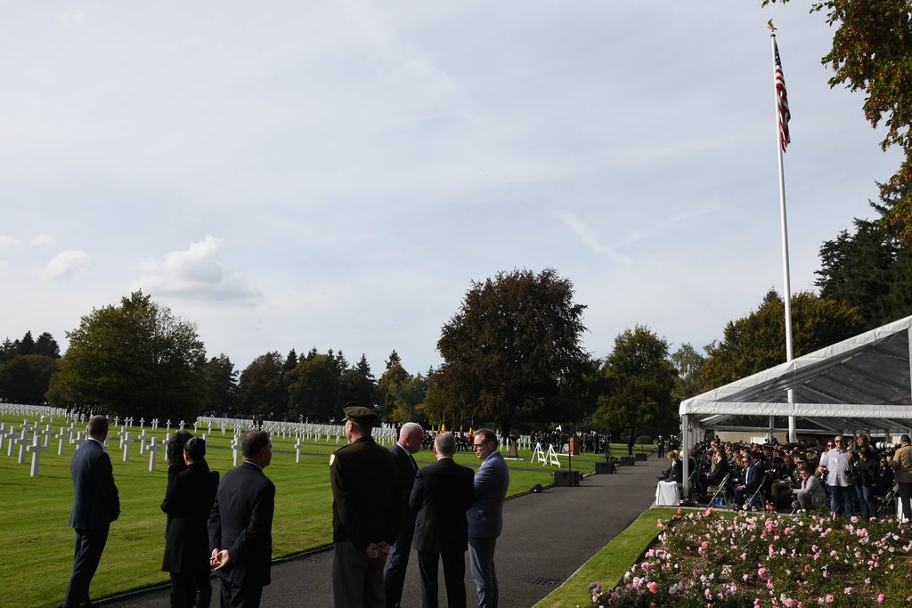Délégations officielles arrivant à la cérémonie, chapiteau en arrière-plan, à Henri-Chapelle