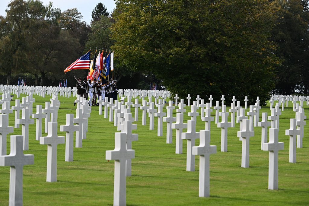 Tombes du cimetière américain d’Henri-Chapelle pendant la cérémonie de commémoration