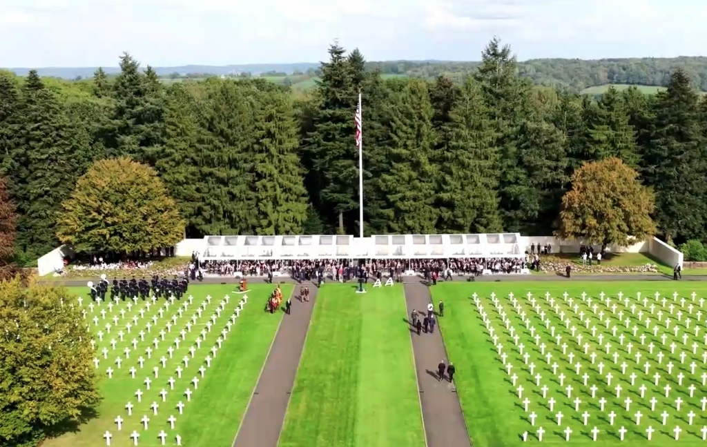 Vue d’ensemble du cimetière américain d’Henri-Chapelle avec la structure de réception au fond