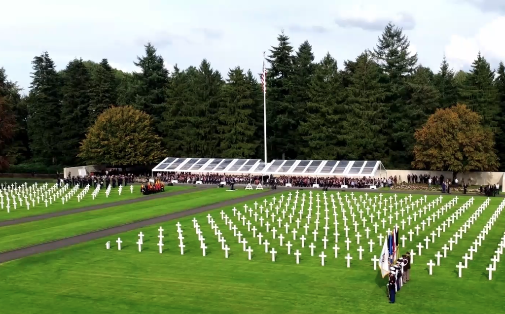 Deux chapiteaux reliés par une toile de jonction sur mesure, vus depuis le cimetière d’Henri-Chapelle